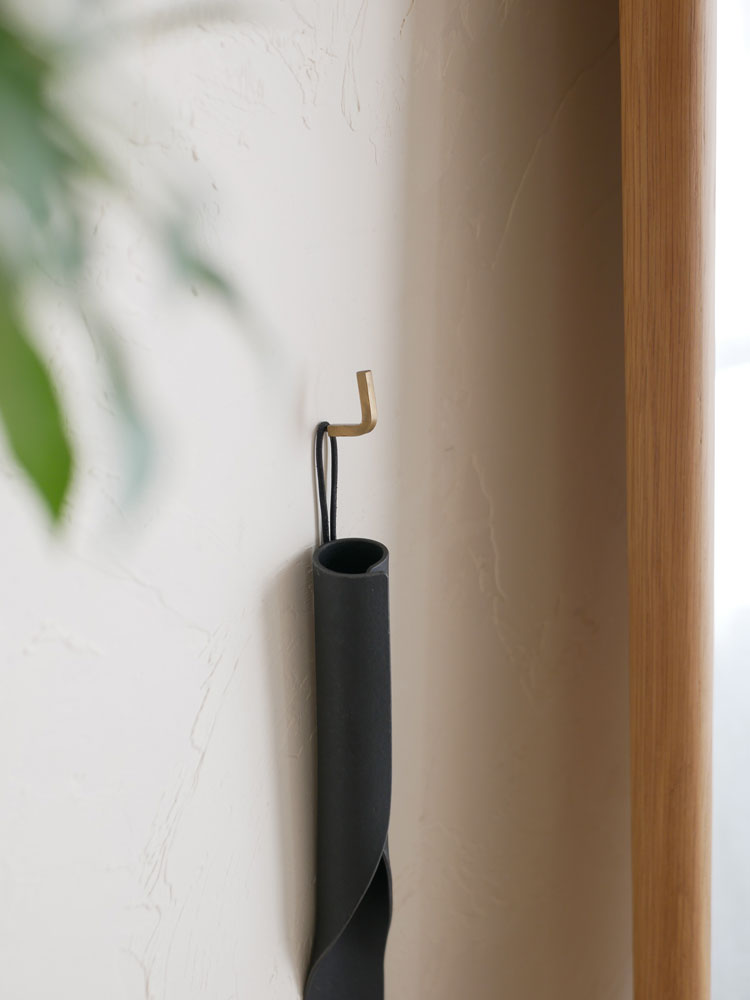 MOHEIMモヘイムのバルカナイズドファイバー製シューズホーン、コンクリート土台を持つ円柱形