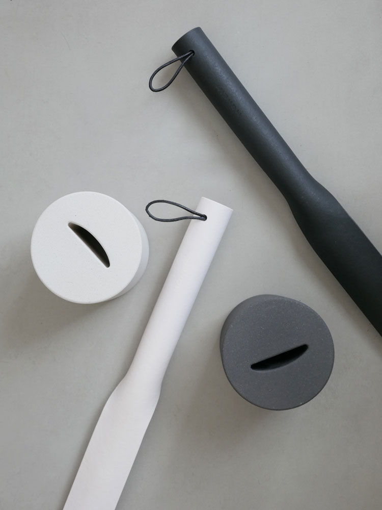 MOHEIM（モヘイム）のシンプルなシューホーン。バルカナイズドファイバー製の本体とコンクリート製の土台を組み合わせ、ウレタン塗装が施された高品質なデザイン。