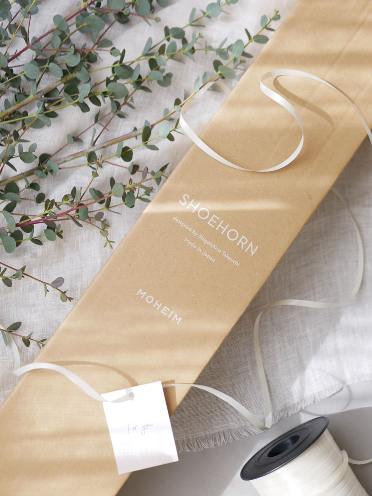 MOHEIMブランドのバルカナイズドファイバー製シューズホーンがコンクリート土台に置かれている様子