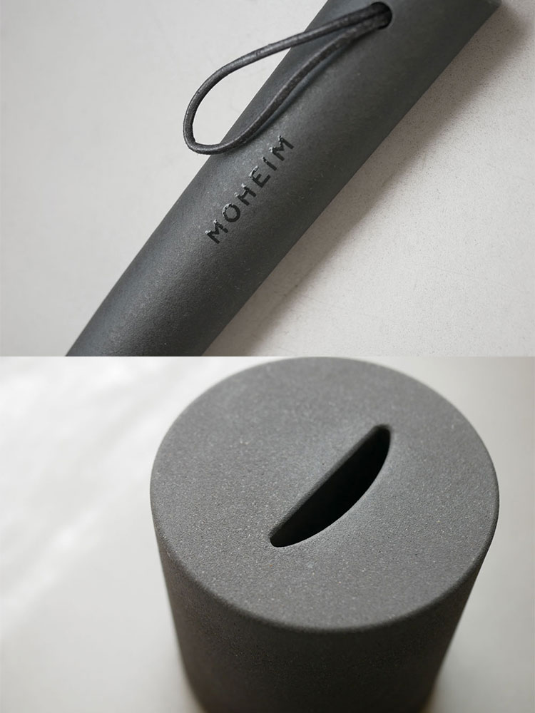 モヘイム製シゲイチロウ竹内デザインの銀色バルカナイズドファイバーシューホーン、コンクリート土台付き