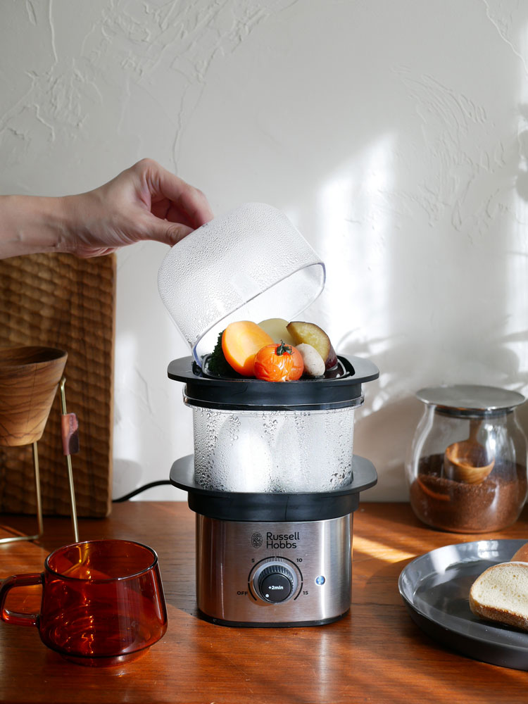 【Russell Hobbs/ラッセルホブス】クイックミニスチーマーに野菜を入れて調理している様子