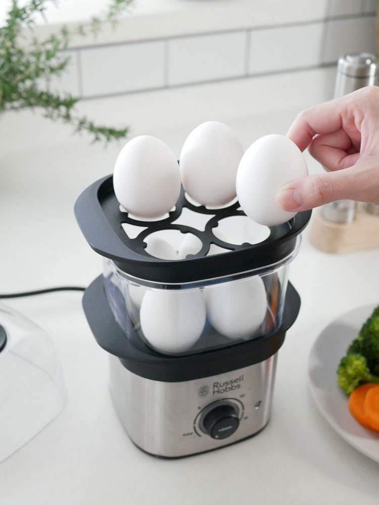 Russell Hobbsクイックミニスチーマーと付属のエッグトレイを使ってキッチンで調理している様子