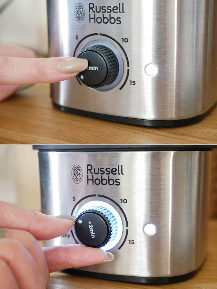 ラッセルホブス クイックミニスチーマー本体と付属のエッグトレイ、スチーム皿がキッチンに並べられている写真