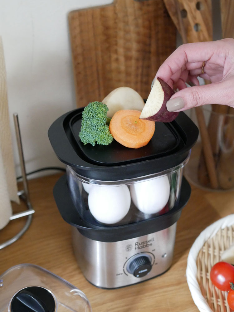 キッチンカウンターに置かれたRussell Hobbsクイックミニスチーマー本体とエッグトレイ2枚、スチーム皿2枚