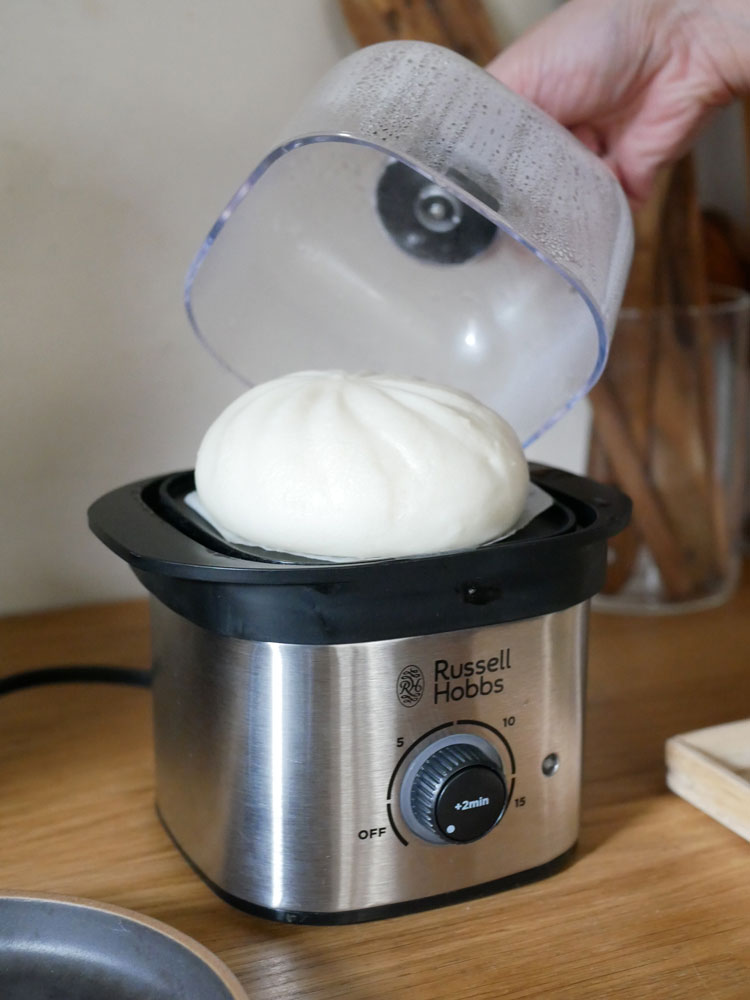 Russell Hobbsクイックミニスチーマー本体と付属のエッグトレイ2枚およびスチーム皿2枚