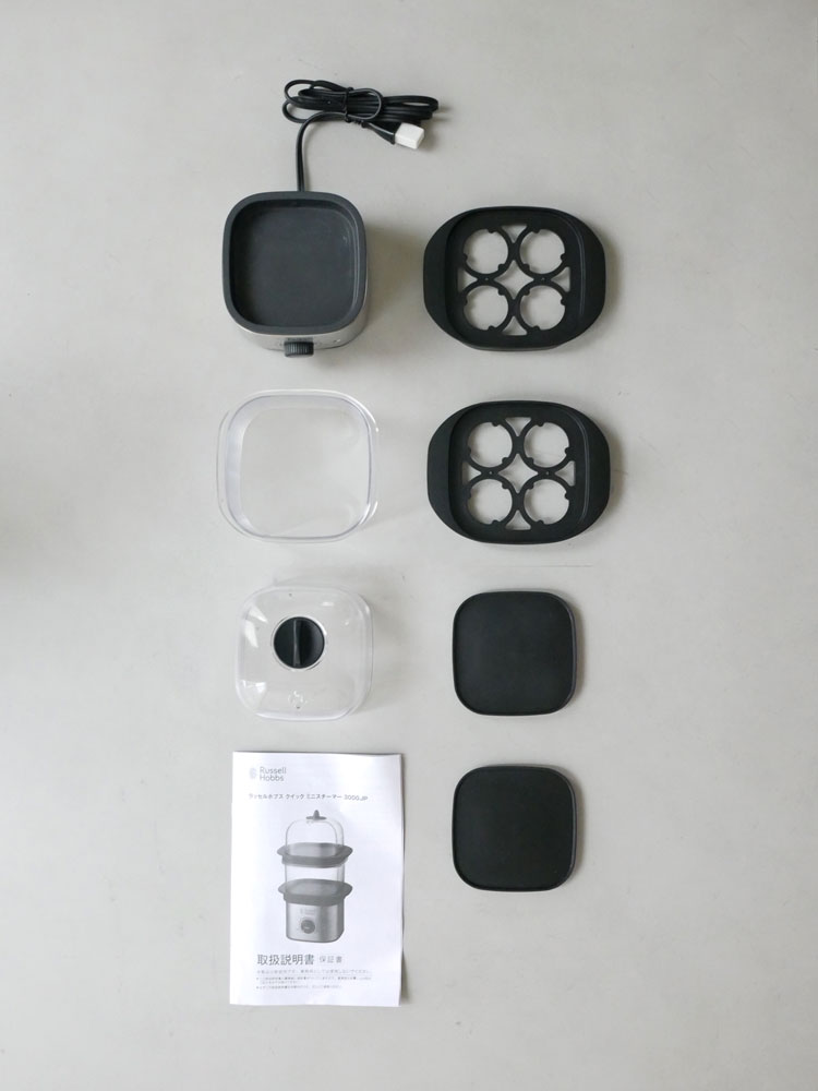 ラッセルホブス クイックミニスチーマー本体と付属のエッグトレイおよびスチーム皿