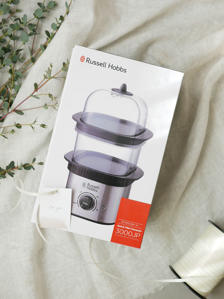 ラッセルホブスのクイックミニスチーマーと付属のエッグトレイやスチーム皿を使って野菜を蒸しているキッチンの様子