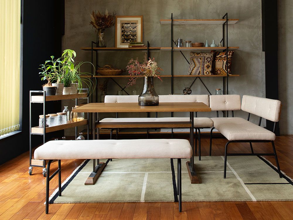 オーク突板の木製フローリングに配置されたサムノルド ベンチソファと木製テーブルのインテリア