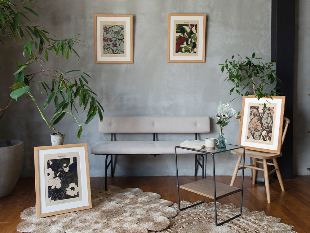 グレーのサムノルドベンチソファが配置されたモダンなリビングルーム