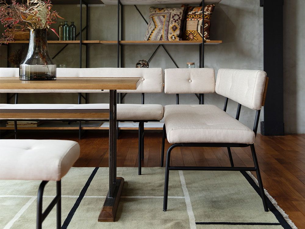 オーク突板とスチールパイプを使用したアデペシュのサムノルドベンチソファが木製フロアに配置されているスタイリッシュなデザイン家具