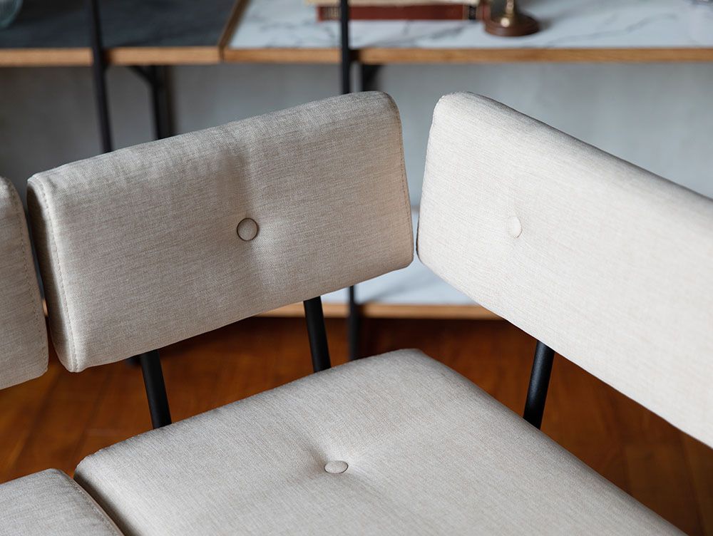 グレーとシルバーの木材とスチールで構成されたアデペシュのサムノルドオプションアームチェア