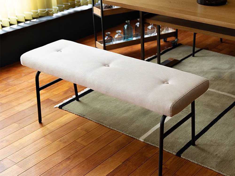 アデペシュのサムノルド クッションベンチ。オーク突板とスチールパイプを使用した屋外用木製ベンチで、快適なウレタンフォームクッションが備えられています。