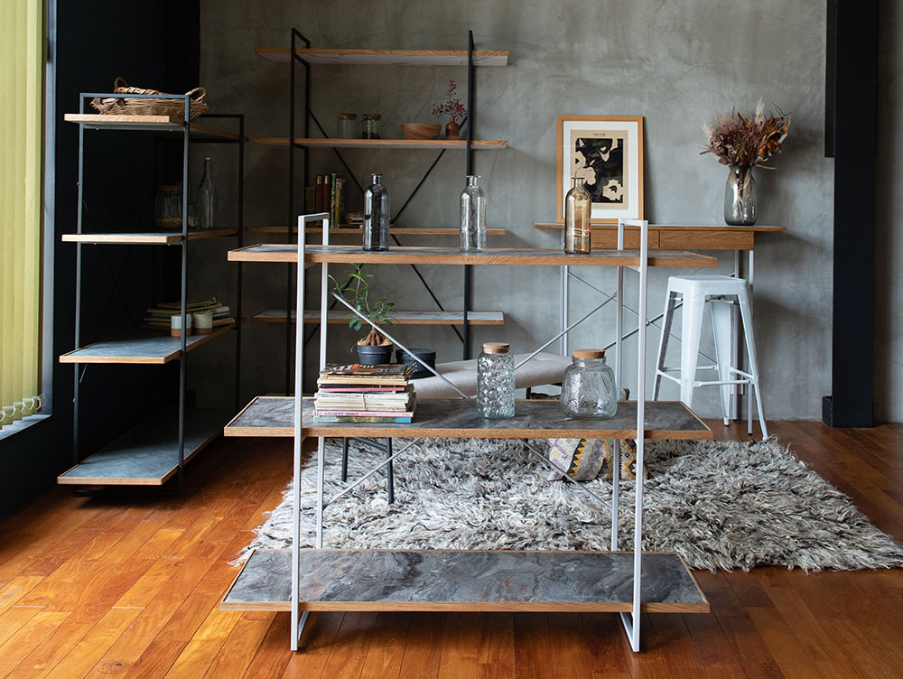 スチールフレームとオーク無垢材を使用したadepecheのPOLオープンシェルフに、椅子と観葉植物が配置された室内の様子