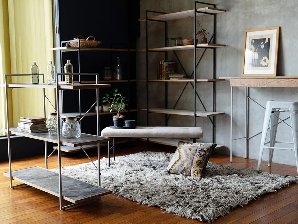 グレーのオープンシェルフ「POL ポル」、スチールフレームとオーク無垢材を使用したリビングルーム用家具
