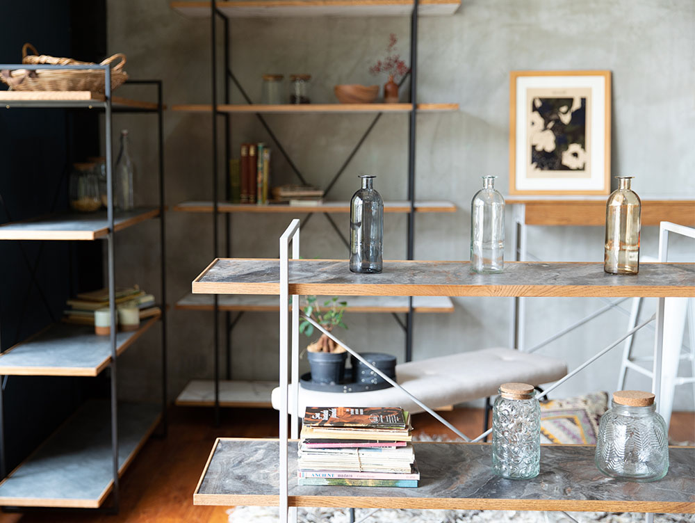 アデペシュ製POLポルオープンシェルフの木製棚。スチールフレームとオーク無垢材を使用し、キッチン用品が整然と配置されています。
