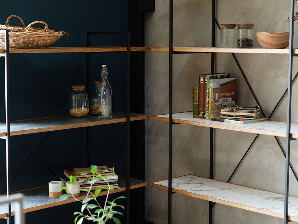 スチールフレームとオーク無垢材を使用したアデペシュのオープンシェルフ