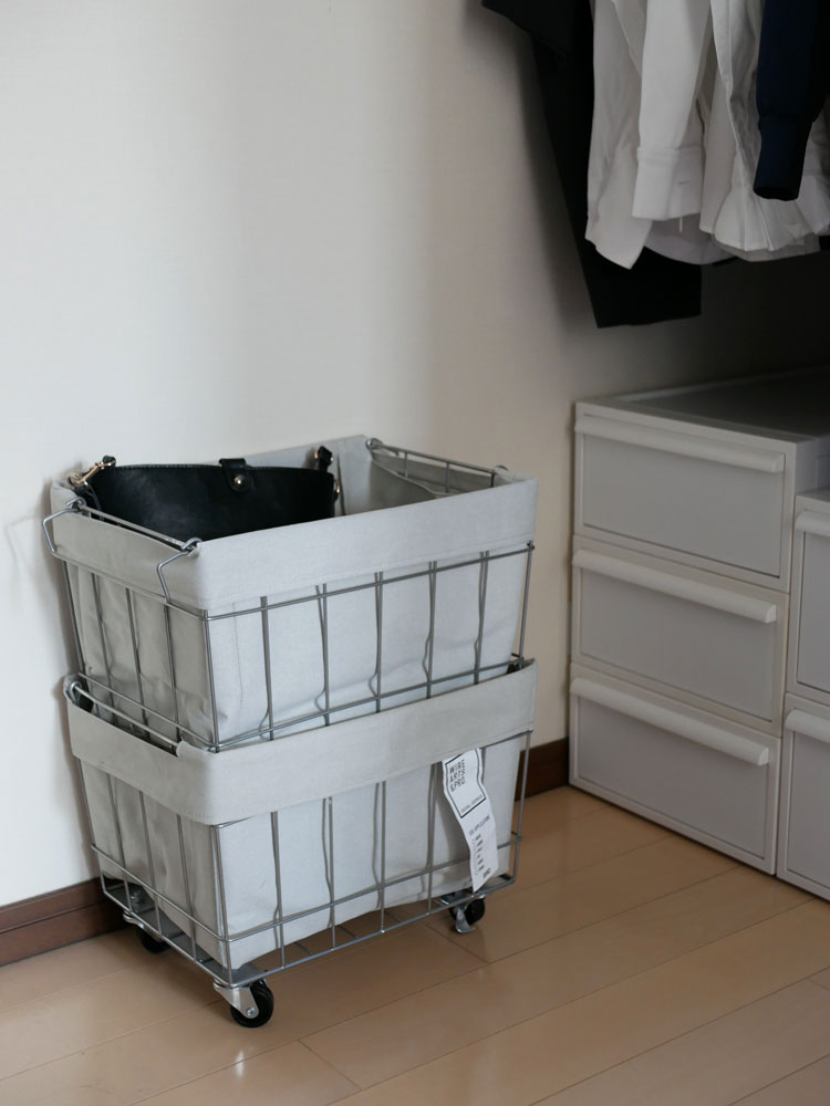 ブリッド製グレーのキャスター付きスタッキングバスケット。スチールワイヤーとポリエステル布袋を備えた二段または三段の収納棚