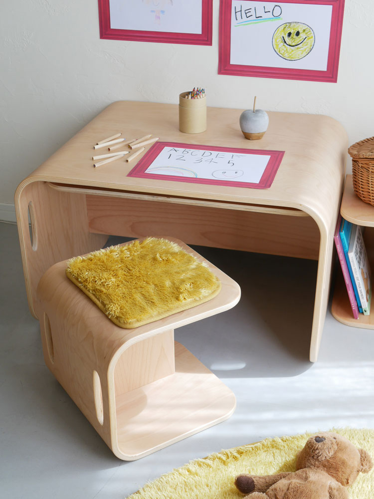 【HOPPL/ホップル】コロコロチェア専用チェアパッドが木目調のステップスツールに敷かれており、マイクロファイバーとウレタン素材で快適なリビングルーム用家具として配置されています