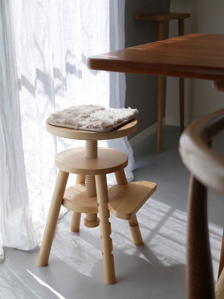 木製バースツールにホップルのコロコロチェア専用チェアパッドが敷かれている様子