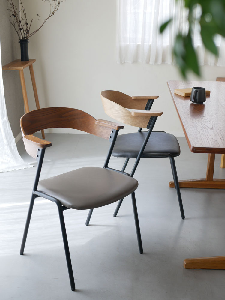 オーク突板とアッシュ無垢材を組み合わせたスチールフレームのスタイリッシュなショートアームチェア