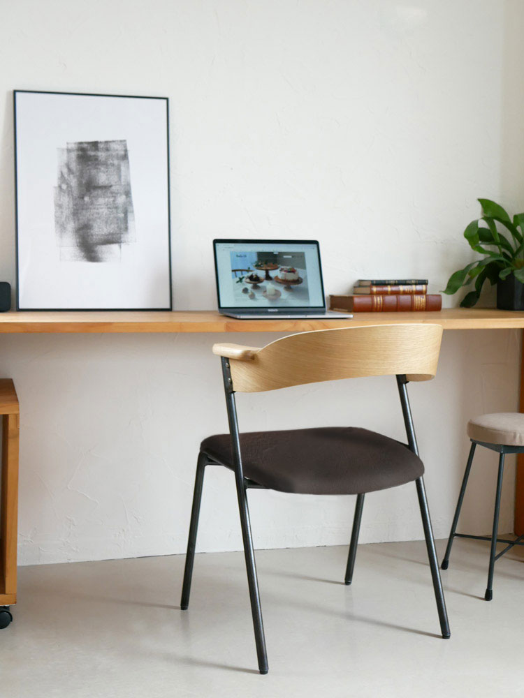 アデペシュ ダニス ショートアームチェア PUと木製デスクのセット - オーク突板とアッシュ無垢材を使用したスタイリッシュなオフィス家具