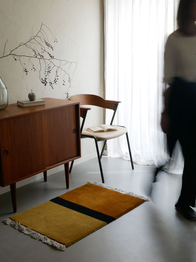 アデペシュ ダニス ショートアームチェア PU、オーク突板とアッシュ無垢材を使用したブラウンのスタイリッシュな室内用椅子