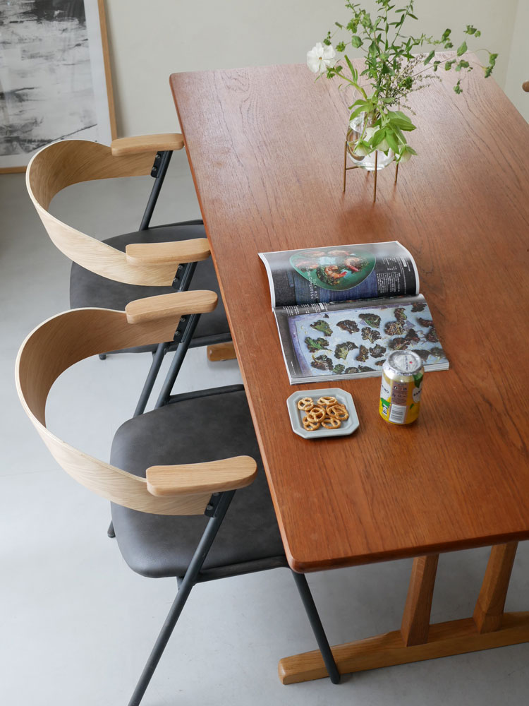 オーク突板とアッシュ無垢材を使用したスチールフレームのショートアームチェア。木製の座面と背もたれが特徴で、インテリアに調和するデザイン。