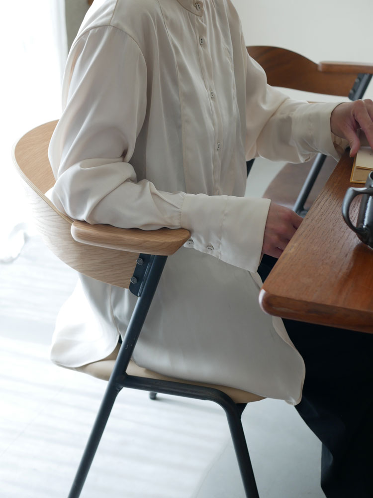 アデペシュ ダニス ショートアームチェアPU、オーク突板背板とアッシュ無垢材アームを使用したデザイン性の高いオフィス用椅子