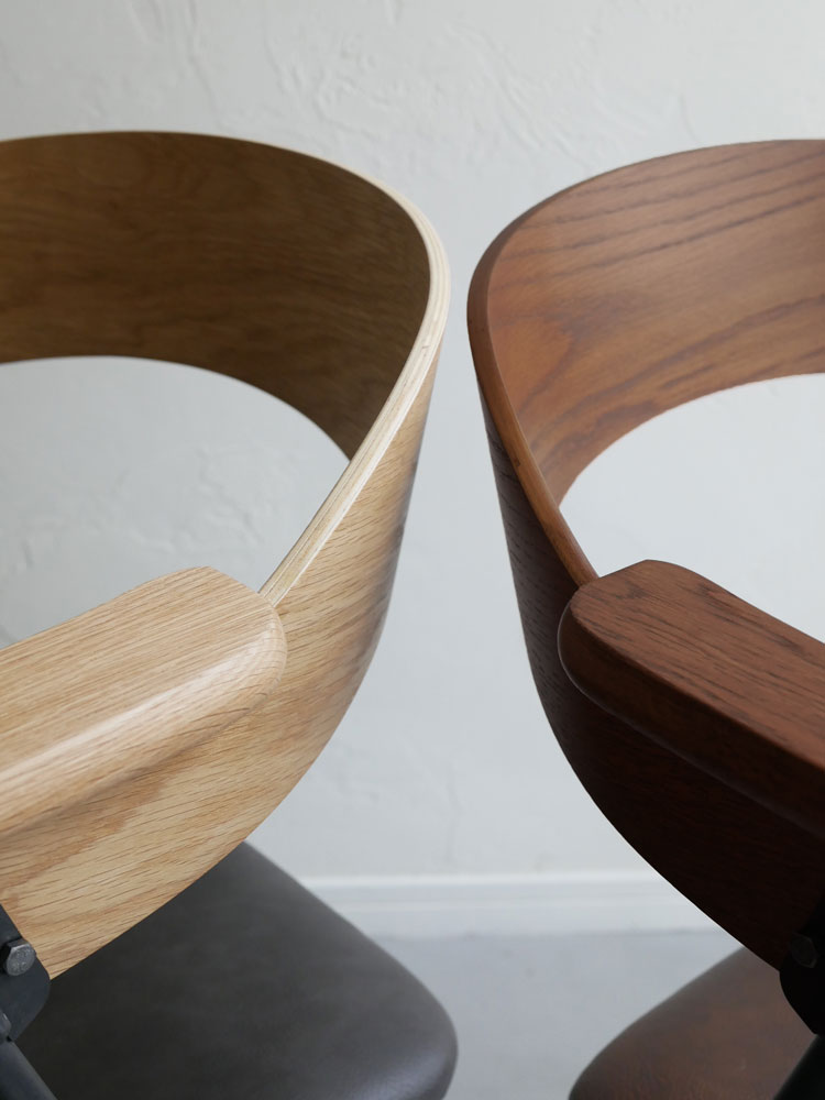 アデペシュ製ダニス ショートアームチェア。オーク突板とアッシュ無垢材を使用したブラウン色の木製椅子で、スタイリッシュなデザインの完成品