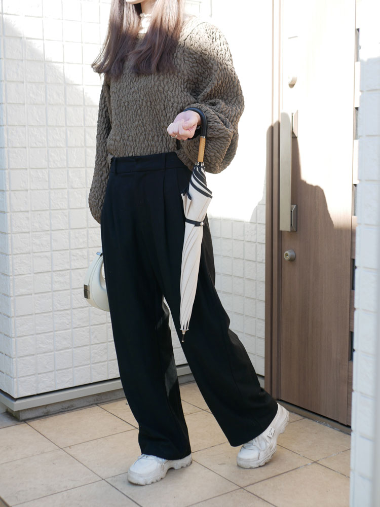 黒とグレーのファッションアクティブパンツ。ウェストと膝にデザインが施され、ポケット付きでバッグも含まれています。