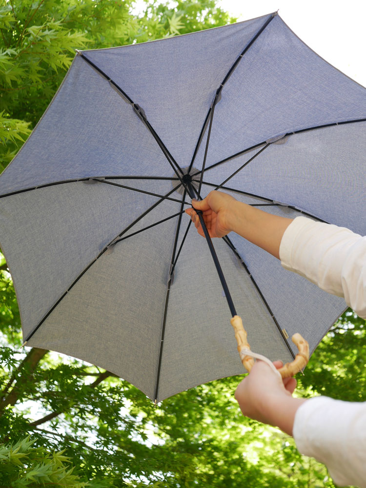 because（ビコーズ）のプレーンカラー長傘。UVカットと防水加工が施されたポリエステル生地、バンブー製ハンドル付きの晴雨兼用傘。