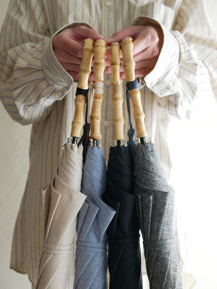 because/ビコーズのプレーンカラー長傘。ポリエステル製でUVカットと防水加工が施され、バンブーハンドルを備えた晴雨兼用の手開きタイプ傘