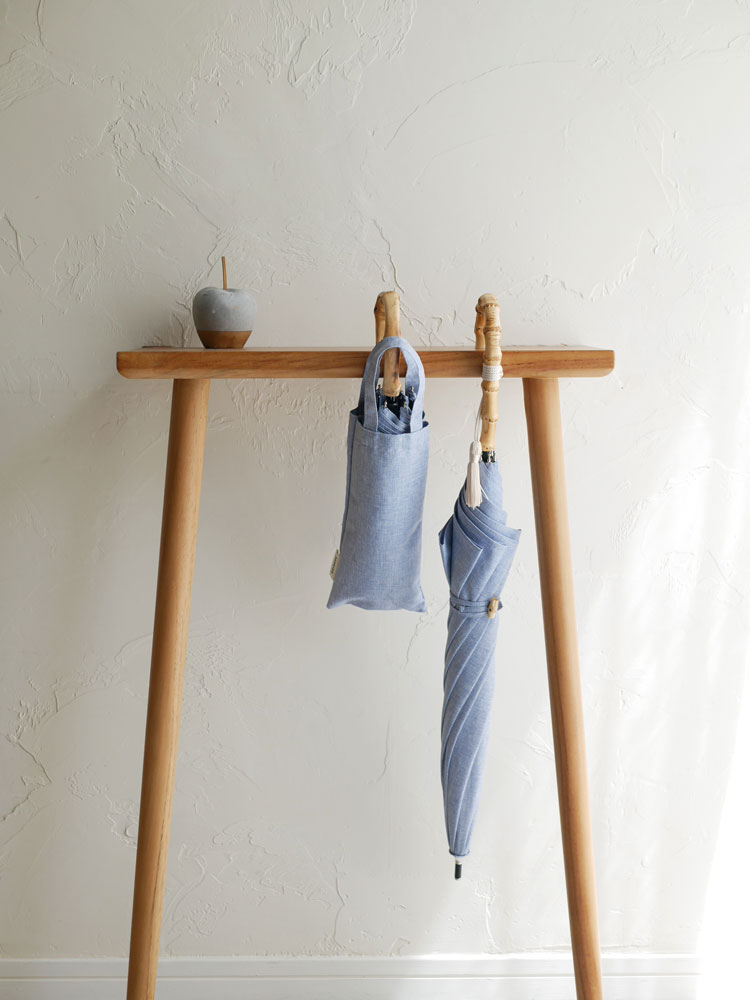 竹製ハンドルと天然木材のフレームを使用したビコーズのプレーンカラー長傘