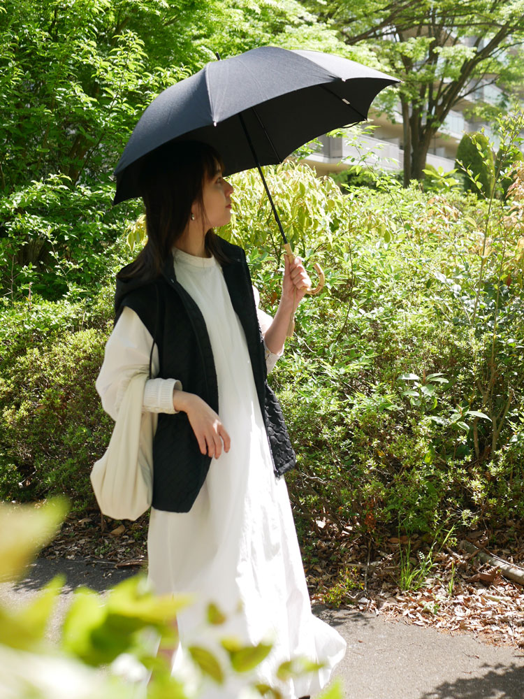 becauseビコーズのプレーンカラー長傘、バンブーハンドルと防水ポリエステル素材を使用した晴雨兼用の折りたたみ傘