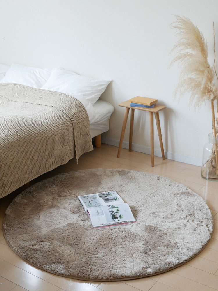 木の床に敷かれた【HOPPL/ホップル】直径130cmの円形ラグ