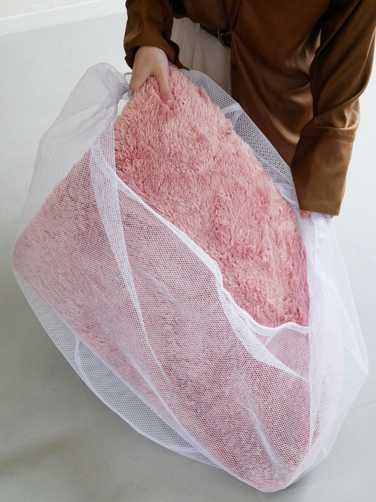 ピンク色のメッシュ模様が特徴的なホップル製130cm円形マイクロファイバーラグ