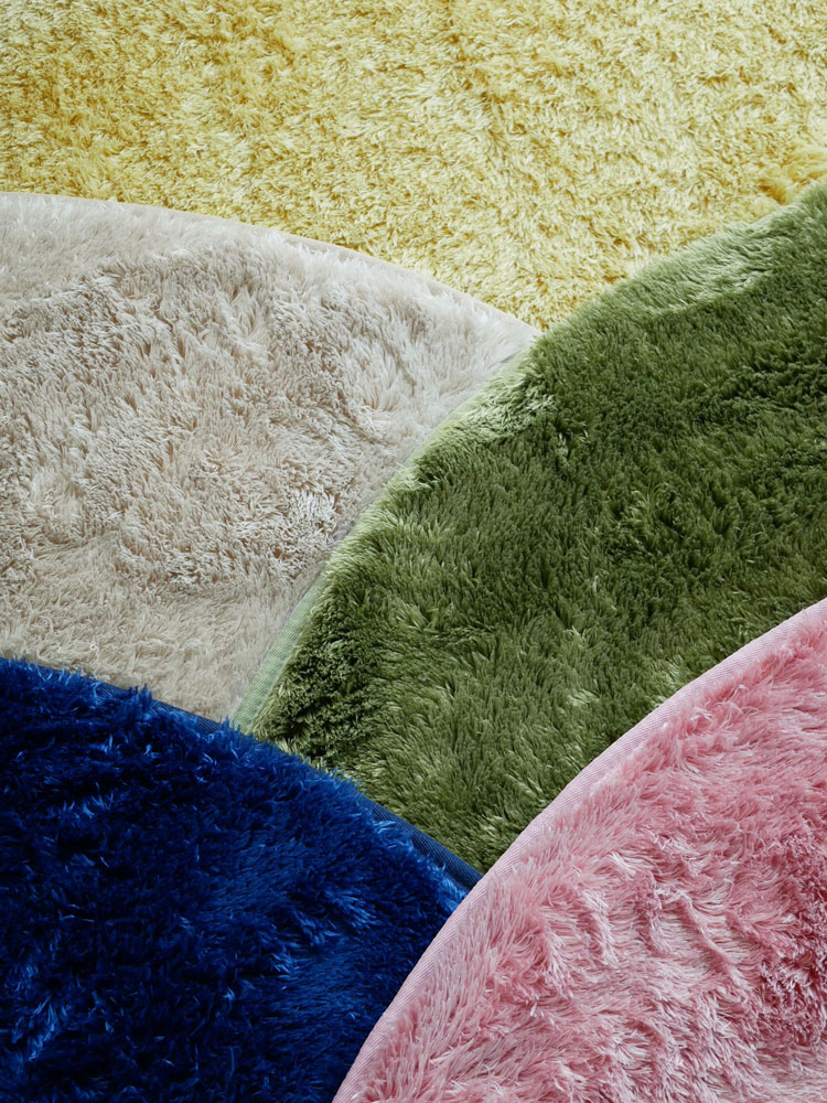 ポリエステル製のベルベット風円形ラグ、直径130cmで柔らかな質感を持つ