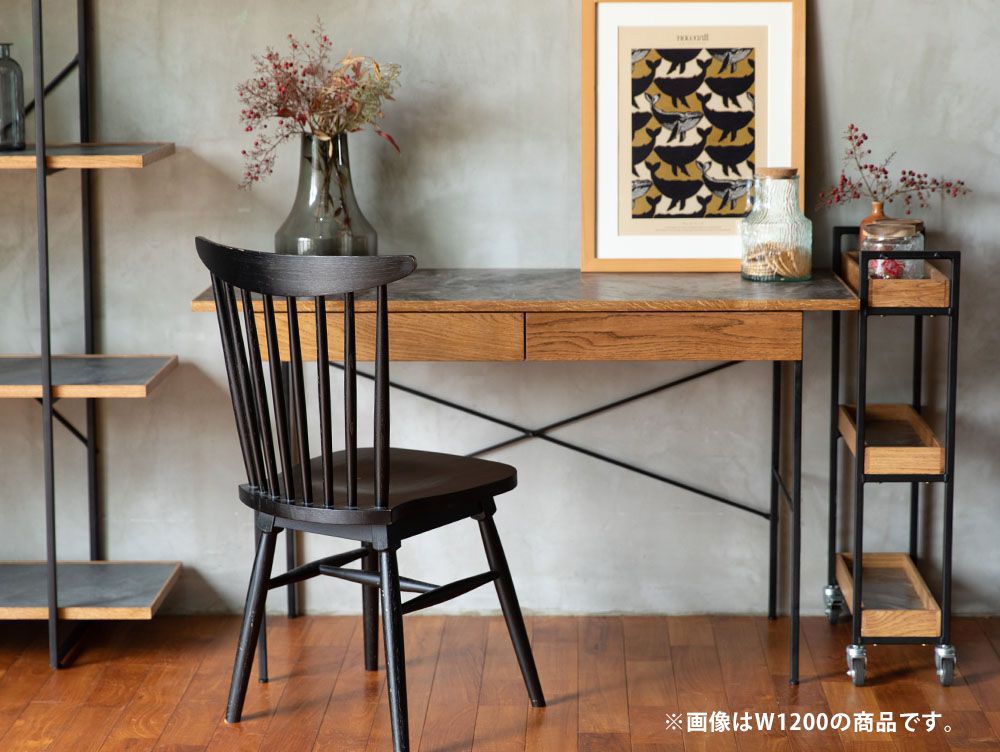 アデペシュ【POLポルデスク】とチェアが配置されたモダンな木製オフィスインテリア