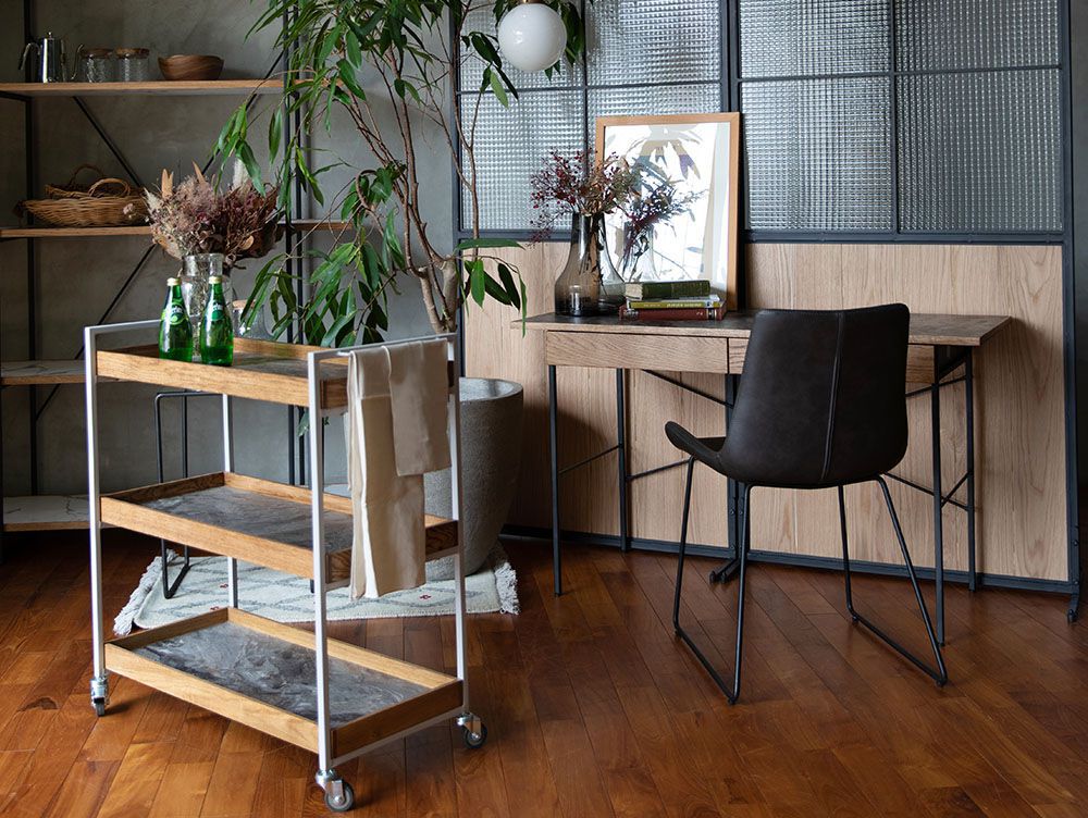 アデペシュPOLデスク、小原真一デザインのスチール焼付けフレームとオーク無垢材天板を使用したモダンな木製テーブル