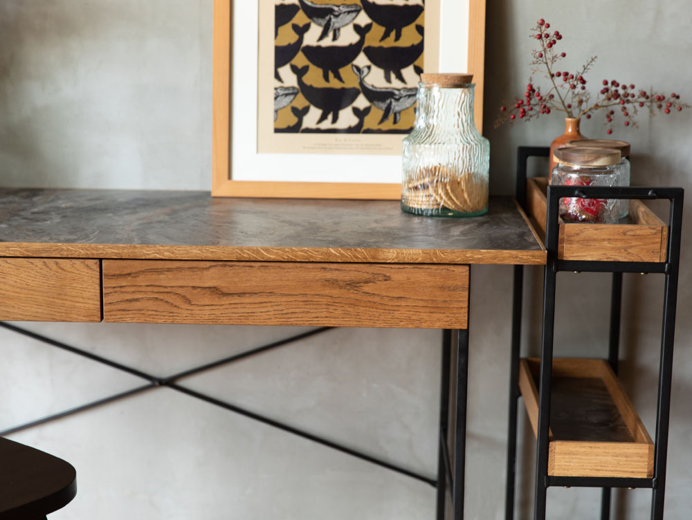 スチールフレームとオーク無垢材のPOLデスクが木製フロアに配置されたモダンなオフィスインテリア