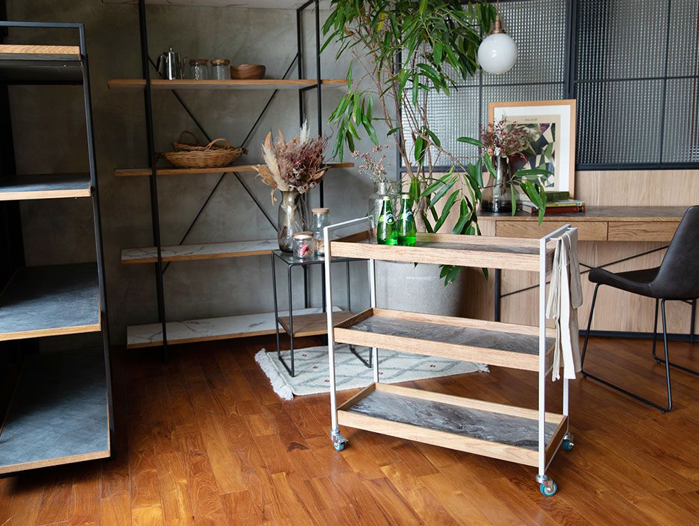 POLムービングワゴン、スチールフレームとオーク無垢材の棚を備えたモダンな木製家具