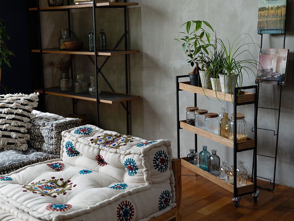 adepeche（アデペシュ）のPOLムービングワゴン。スチール焼付け塗装フレームとオーク無垢材の天板を使用した、シェルフ付きでインテリアに調和する収納家具