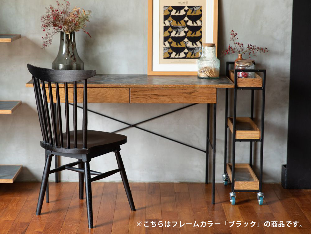 アデペシュのPOLムービングワゴンが木製の床とデスクの上に配置され、インテリアに調和したデザインのオフィス空間