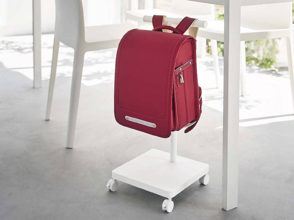 ランドセルを収納するキャスター付きスチール製ワゴン。ハンガーとフックが備わった実用的なデザイン