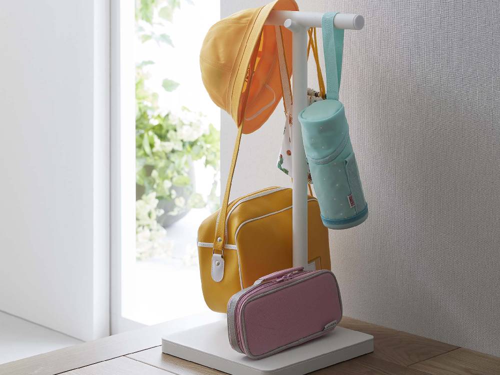 キャスター付きスチール製ランドセル収納ワゴンにバックパックや手提げバッグが載っています