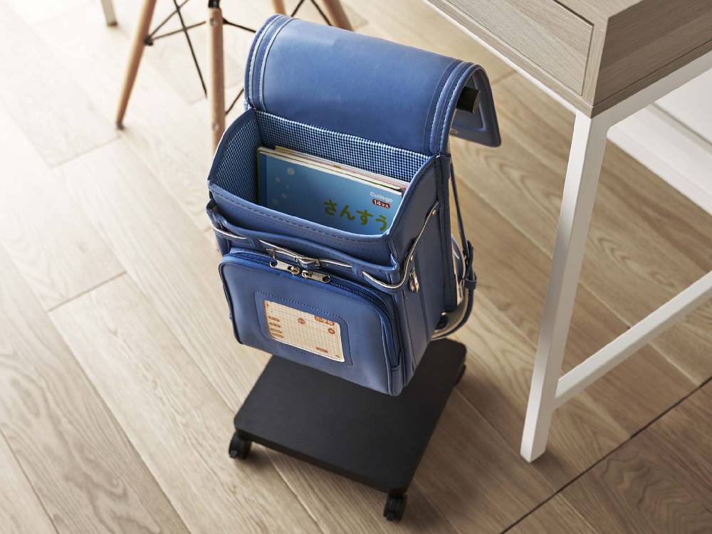 スマートランドセル収納ワゴン。スチール製でキャスター付き、複数のフックとストラップが備わった収納カート。