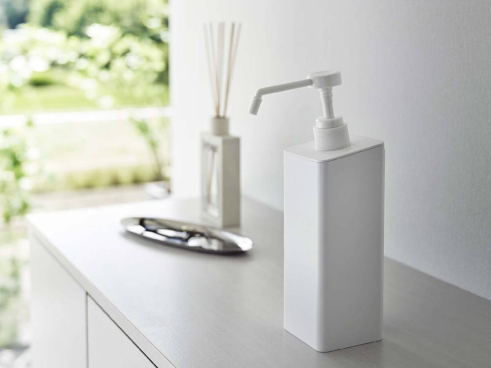 浴室の洗面台に設置された【tower/タワー】マグネットアルコール除菌スプレーボトルと石鹸ディスペンサー