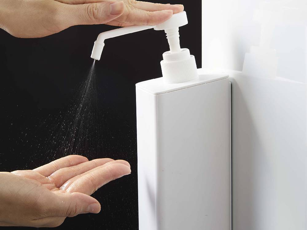 マグネットで蛇口に取り付けられたプラスチック製の500mlアルコール除菌スプレーボトル。バスルーム用家庭用品として洗面台に設置可能。