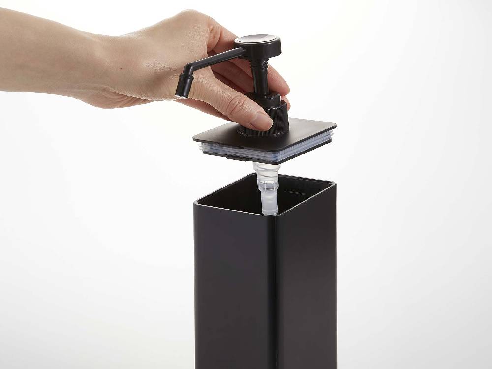 キッチンの壁に取り付けられた【タワー】マグネットアルコール除菌スプレーボトルと蛇口のセット