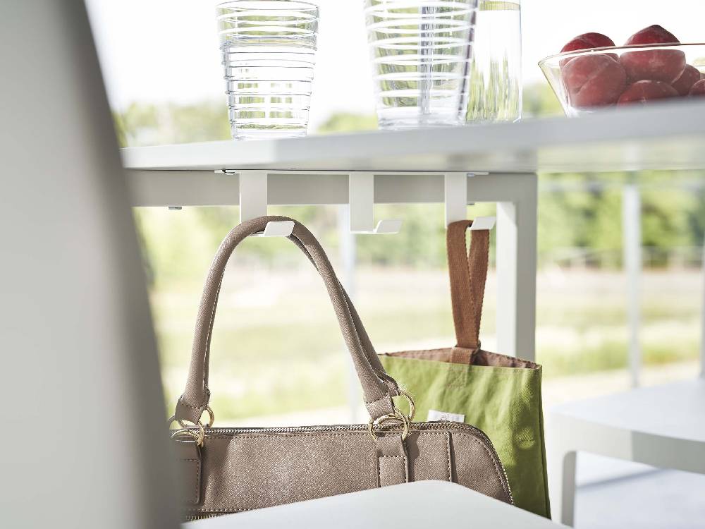 デスク下に取り付けられた【tower/タワー】デスク下フック3連に収納バスケットと花鉢が掛けてある様子